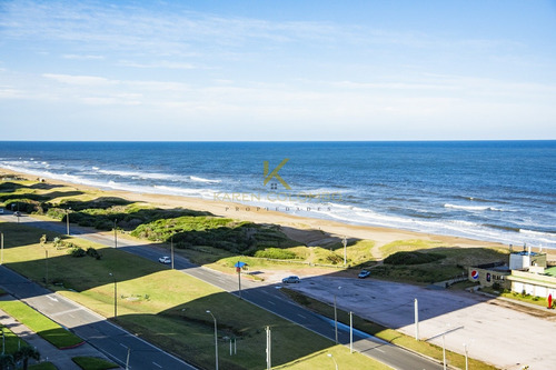 Hermoso Departamento En Venta De 3 Dormitorios. Torre Tiburon. Playa Brava.