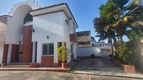 En Venta Townhouse En Trigal Norte, Las Clavellinas