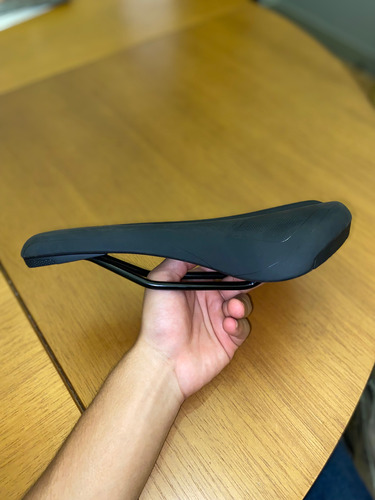 Selim Henge Comp 143mm Cód. 010 Preto 22.7 Cm 14.3 Cm (Usado)