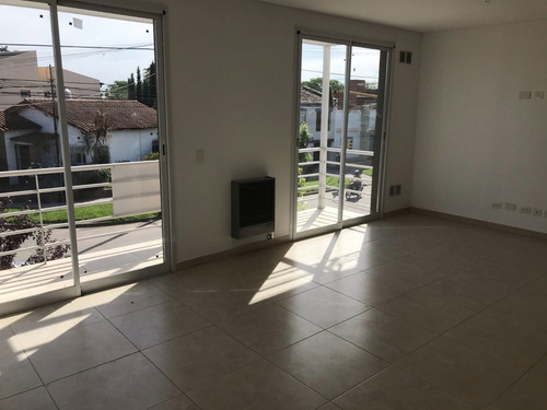 Imagen 3 de 12 de Departamento Con Balcón Sobre Avellaneda