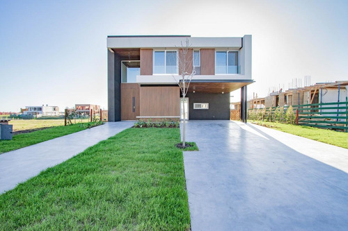 Imagen 2 de 30 de Venta | Casa Con 4 Dormitorios Y Dependencia | A Estrenar | Lote Al Agua | Carpinchos