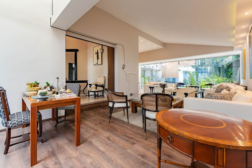 Imagen 3 de 24 de Extraordinaria Casa En Venta Y Renta Con Jardín En Lomas De