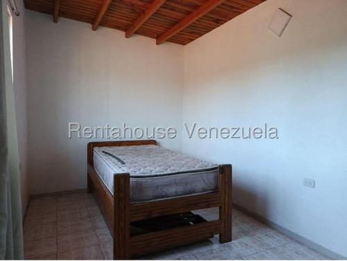 María Martínez Tiene Excelente Oportunidad En Cabudare! De Alquilar Anexo De Dos Habitaciones, Baño Moderno Y Funcional, Cocina Equipada, Cerca A Comercios, Tanque Aéreo.