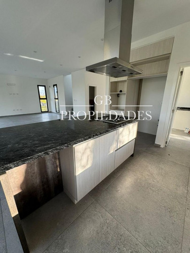 Venta De Casa 5 Ambientes En Pilar Del Este / Santa Elena