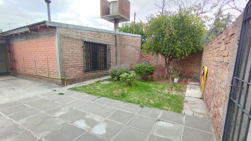 En Venta Casa 3 Dormitorios, A 15 Cuadras Del Centro