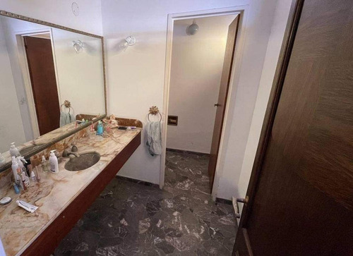 Casa En Venta - 4 Dormitorios 5 Baños - Morón