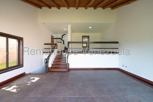Hermosa Casa De 3 Niveles Que Brinda Tranquilidad Y Confort En Venta Ubicada En El Alto Hatillo 25-8567