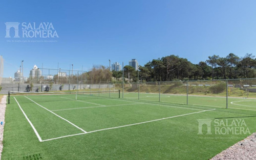 Imagen 25 de 25 de Venta Departamento En Playa Brava, Torre De Categoria, 2 Dormitorios Dependencia De Servicio