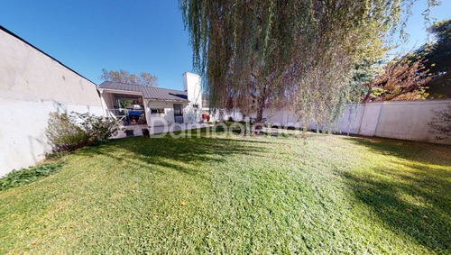Casa Chalet En Venta O Permuta Ubicado En Francisco Álvarez, Moreno, G.b.a. Zona Oeste