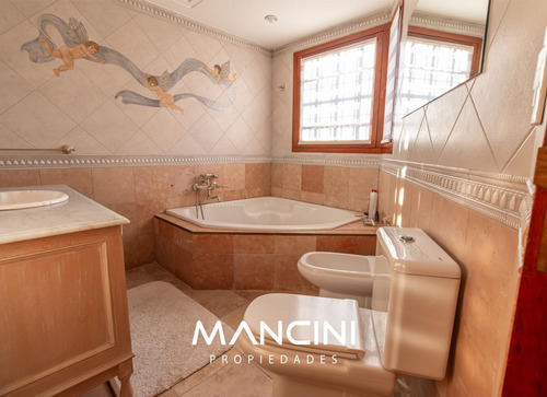 Casa En Venta De 6 Ambientes Con Piscina, Quincho, Parrilla Y Cochera Pasante - San Martín