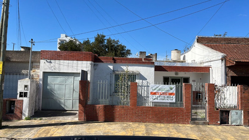 Casa En Venta De 4 Ambientes Con Departamento En Berazategui Centro
