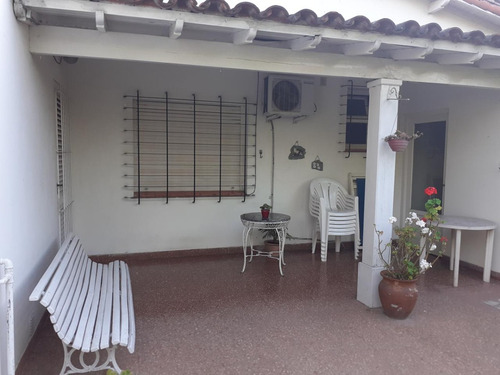 Casa Con Parque Y Pileta En Zona Urbana