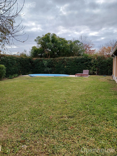 Casa En Venta En Barrio Los Jazmines Con Piscina