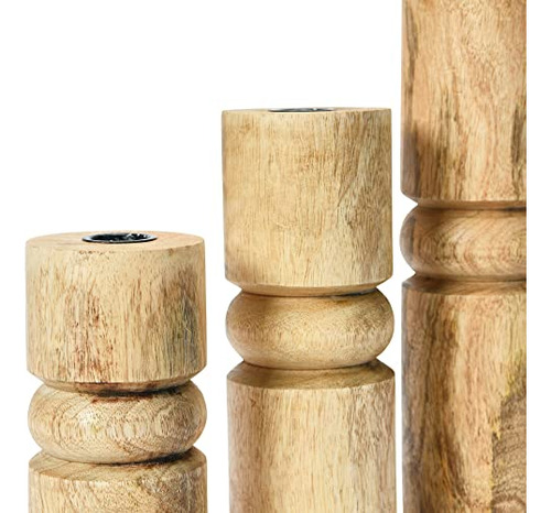 Mesa De Juego Con 3 Portavelas Cónicos Apilados De Madera