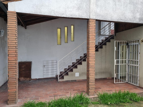 Castelar Norte. Casa 4 Amb. Luminosos. P.baja. Pieta/terraza/fácil Acceso Autopista. P.alta Playroom Solo Venta Directa