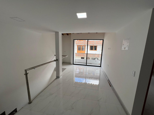 Apartamento Para Venta  En Segundo Piso En El Carmen