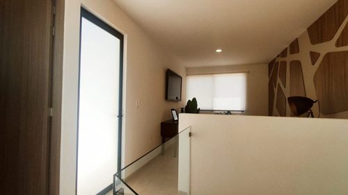 Casa En Venta Entre El Refugio Y Zibata, Estudio O 4ta Recamara, 3.5 Baños