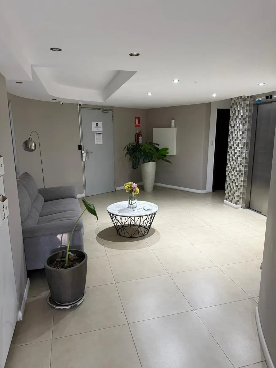 Apartamento Dos Dormitorios, Garage, Luminoso, Bien Ubicado Entre Av.italia Y Av. 8 De Octubre, Cerca A Tres Cruces, Living Con Cocina Integrada, Baño Completo, Dos Dormitorios Con Placard Y Terraza · Foto 3