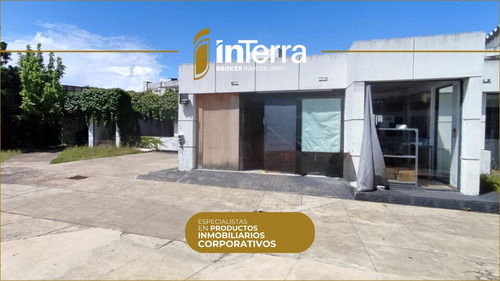 Importante Edificio Corporativo, Depósitos, Estacionamiento Interno Para Muchos Vehículos. Próximo A Tres Cruces Y Nuevo Centro. Mucha Presencia.