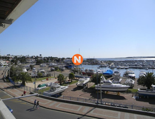 Apartamento En Venta De 4 Dorm. Con Vista Espectacular Al Puerto De Punta Del Este 