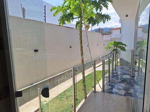Amplia Casa En Venta Ubicada En Prados Del Este 24-24046