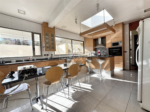 Casa En Arriendo De 7 Dorm. En Lo Barnechea