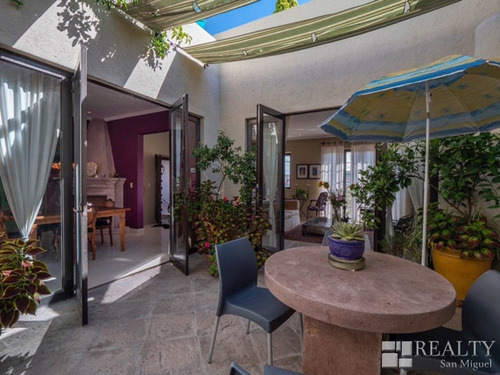 Imagen 8 de 23 de This Home Is Alive With Color, Light, And Artistic Details!