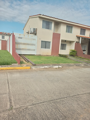 Town House En Venta, Villa Constanza. Barinas 