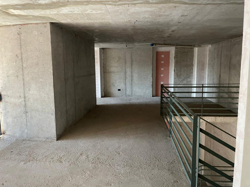 Arriendo Local Comercial De 107,48 M2 + 62,94 M2 De Altillo,