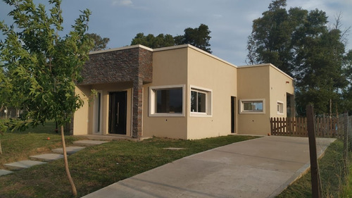 Imagen 2 de 8 de Casa En Venta En Santa Elena - Pilar Del Este