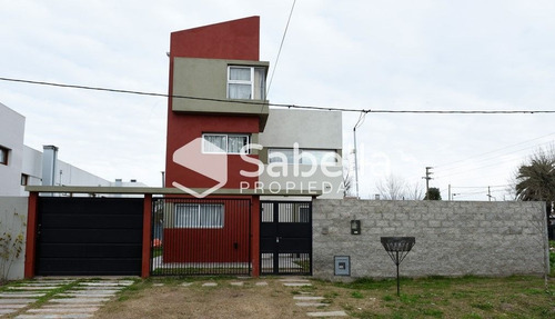 Imagen 1 de 28 de Venta De Casa 4 Dormitorios Con Pileta En Manuel B Gonnet.