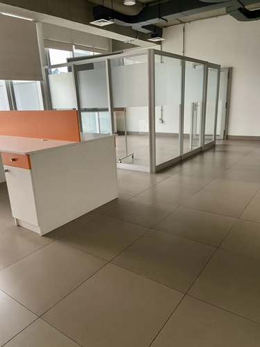 Oficina Moderna Y Funcional Con Equipamiento.