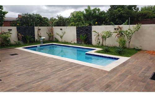 Vendo Lujosa Casa Con Piscina, A Pasos Del Circuito Comercial De Encarnación.