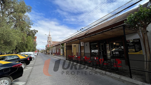 Casa Comercial Frente A Plaza De Vicuña