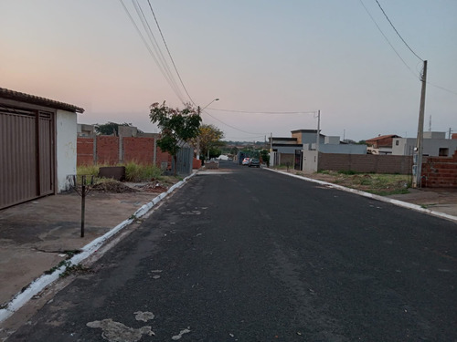 Duas Casas Germinadas Com 4 Cômodos, Garagem, Quintal E Lavanderia