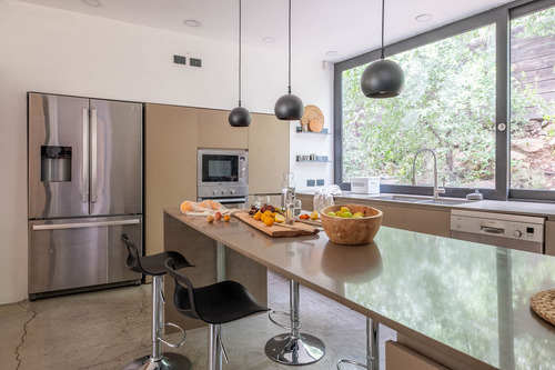Casa Con Un Diseño Único Y Amplios Espacios