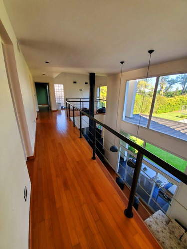 Moderna Propiedad En Barrio Privado Santa Ana