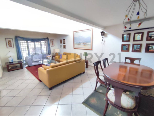 Amplio Townhouse Ubicado En C.r Villas De Oriente