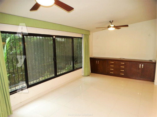 Casa En Venta, Estilo Clásico ,4 Recámaras En Residencial Campestre, Cancún