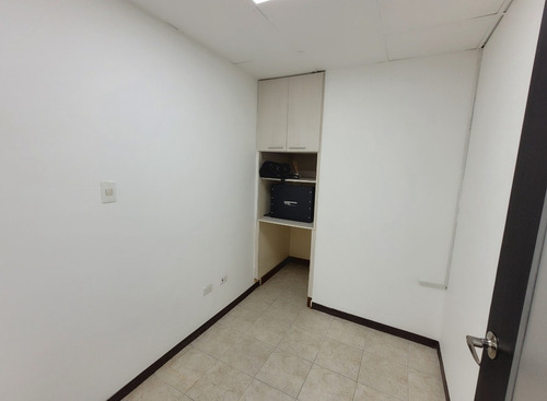 En Alquiler Excelente Oficina En Centro Plaza De 57 M2. Lm25-18438
