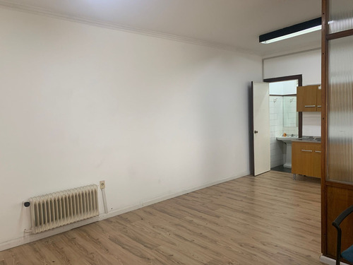 Se Vende Oficina En Ciudad Vieja, Calle Zabala, A Metros De La Rambla 25 De Agosto.