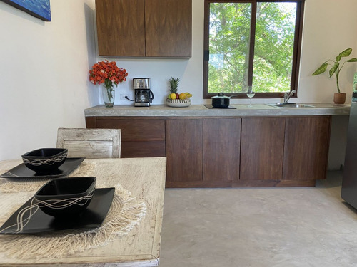 Casa - Hotel En Venta En Tulum, Quintana Roo, Santiago , Con 6 Habitaciones En Excelente Ubicación.
