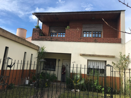 Venta. Casa De 2 Plantas En Beraztegui. 5 Ambientes