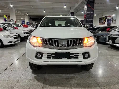 Mitsubishi L200 2.4 Cabina Doble 4x2 Mt