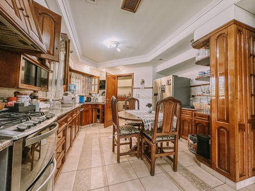 Imagen 10 de 26 de Espectacular Casa De Categoría En Lo Mejor De Adrogué Con Parque