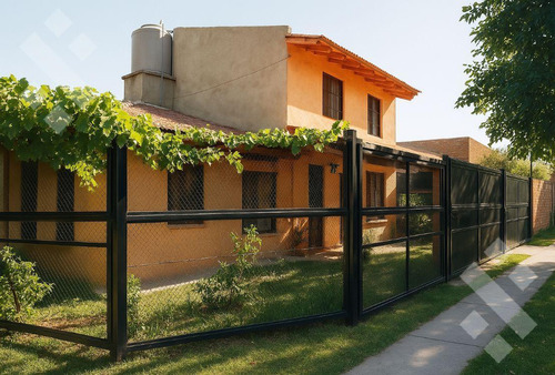 En Venta, Casa De 3 Habitaciones Y Quincho, Plottier.