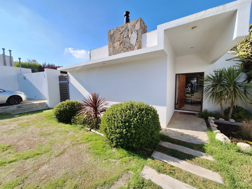 Moderna Casa En Lomas De Montemar, Concón