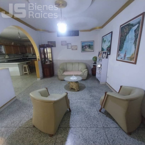 Casa En Venta Barrio Lourdes Maracay 06js