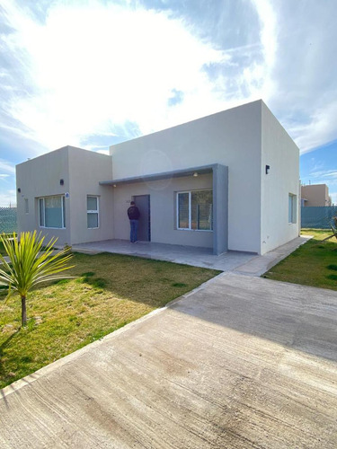 Venta De Casa En General Roca, B° Vista Barda 2 Habitaciones
