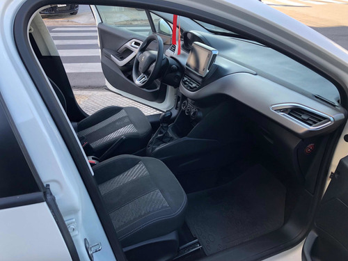 Imagen 9 de 15 de Peugeot 208 2018 1.6 Allure